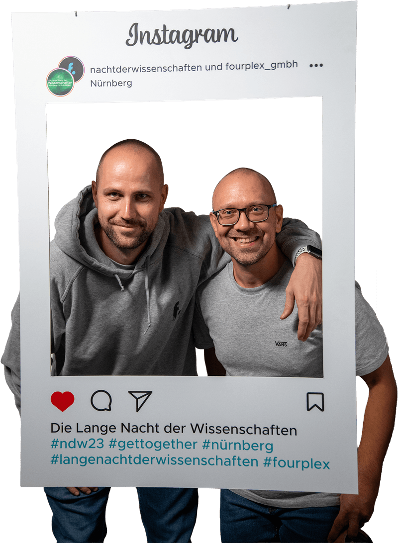 Zwei Personen halten einen Instagram-Rahmen zur Langen Nacht der Wissenschaften vor sich