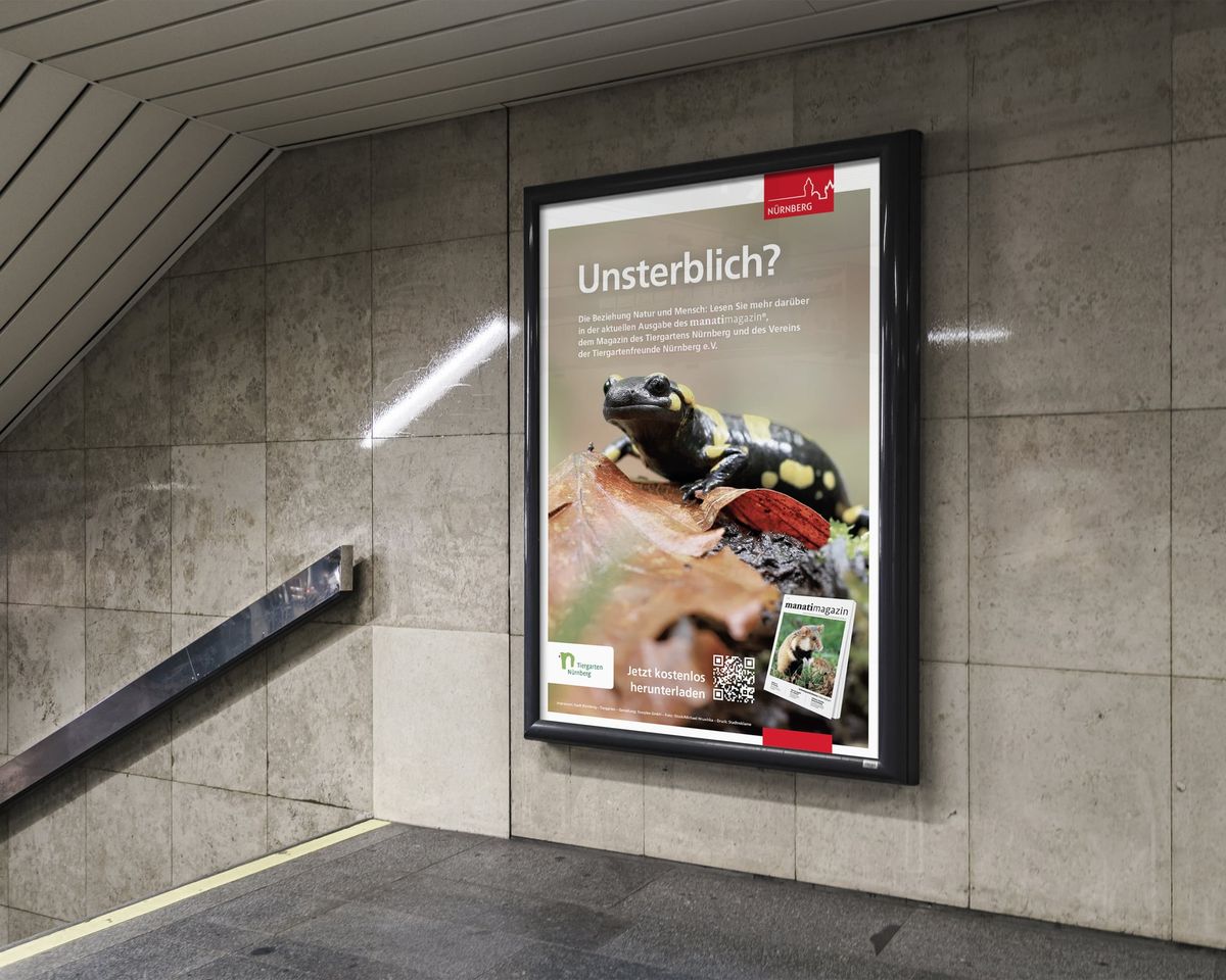 Citylight-Poster „Unsterblich?“ mit Feuersalamander in einer Unterführung