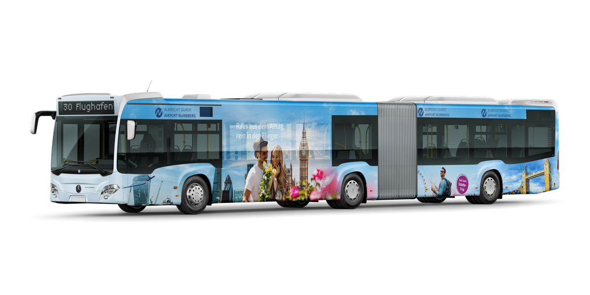 Mockup eines Gelenkbusses der Linie 30 Flughafen mit Städtetrip-Beklebung: Paar vor Big Ben und Tower Bridge, Slogan „Raus aus dem Alltag, rein in den Flieger“