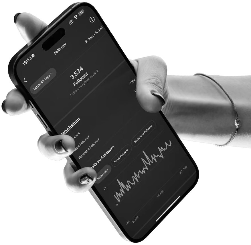 Hand haelt ein Smartphone, das die Follower-Statistik eines Social-Media-Profils zeigt