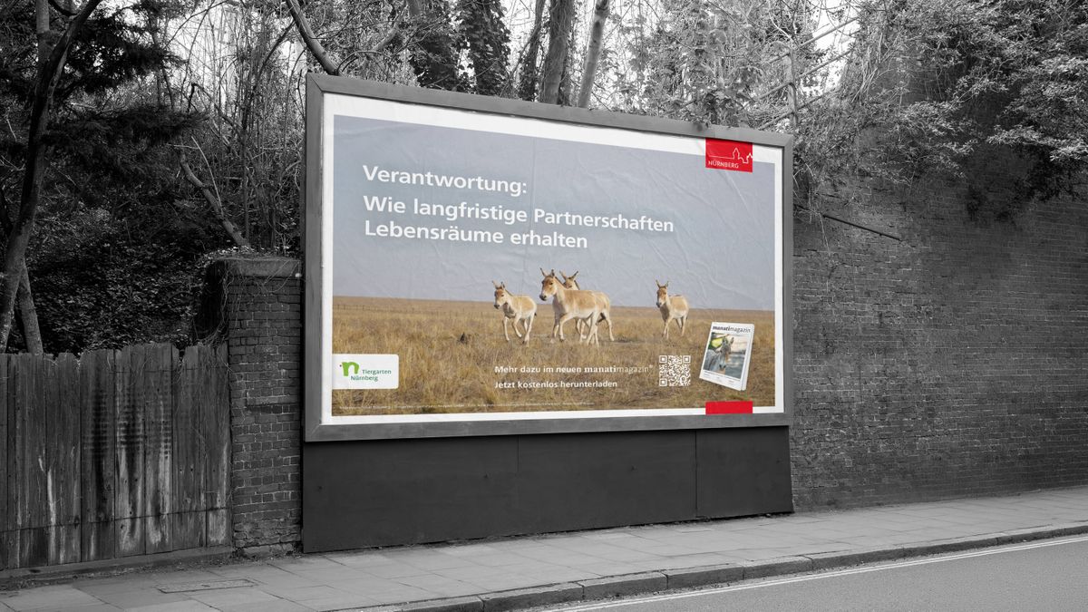 Billboard „Verantwortung: Wie langfristige Partnerschaften Lebensräume erhalten“ mit Kulanen an einer Straße