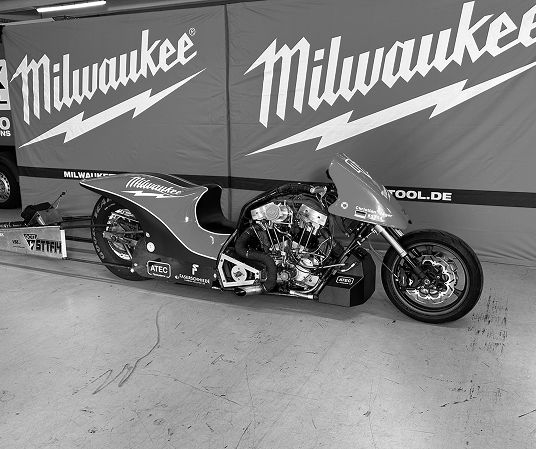 Folierter Dragster mit Milwaukee Branding von fourplex