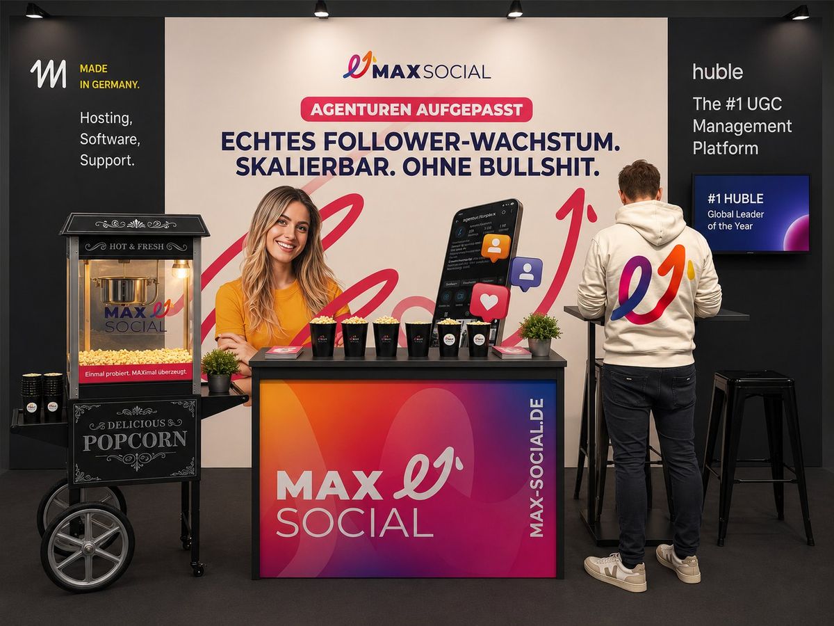 Visualisierung des MAXSOCIAL Messestands: Rückwand mit Claim „Echtes Follower-Wachstum. Skalierbar. Ohne Bullshit.“, gebrandete Popcornmaschine und Theke im Farbverlauf
