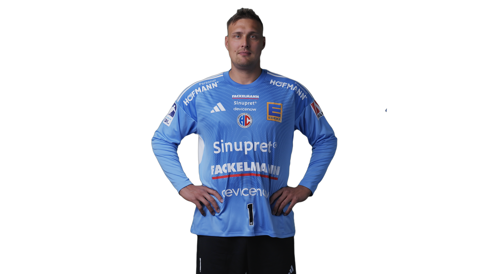 Dario Quenstedt, Torhüter des HC Erlangen, im hellblauen Trikot mit der Nummer 1, freigestellt mit in die Hüften gestemmten Händen