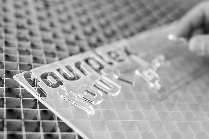 Gefräste Acrylbuchstaben mit fourplex Logo aus der Werbetechnik