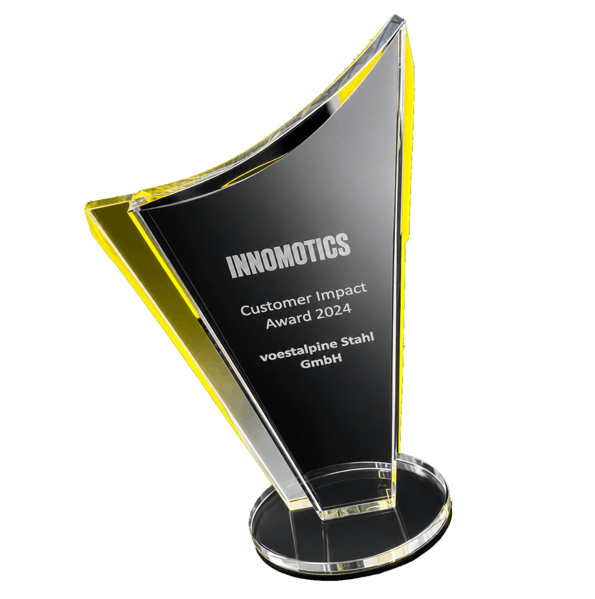 Glaspokal mit gelben Kanten und Gravur „Innomotics Customer Impact Award 2024 – voestalpine Stahl GmbH“, freigestellt