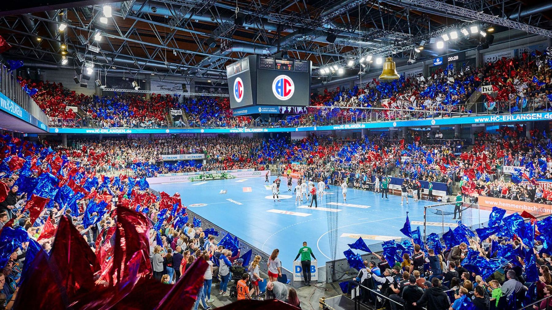 Ausverkaufte Handballarena des HC Erlangen mit rot-blauem Fahnenmeer auf den Rängen