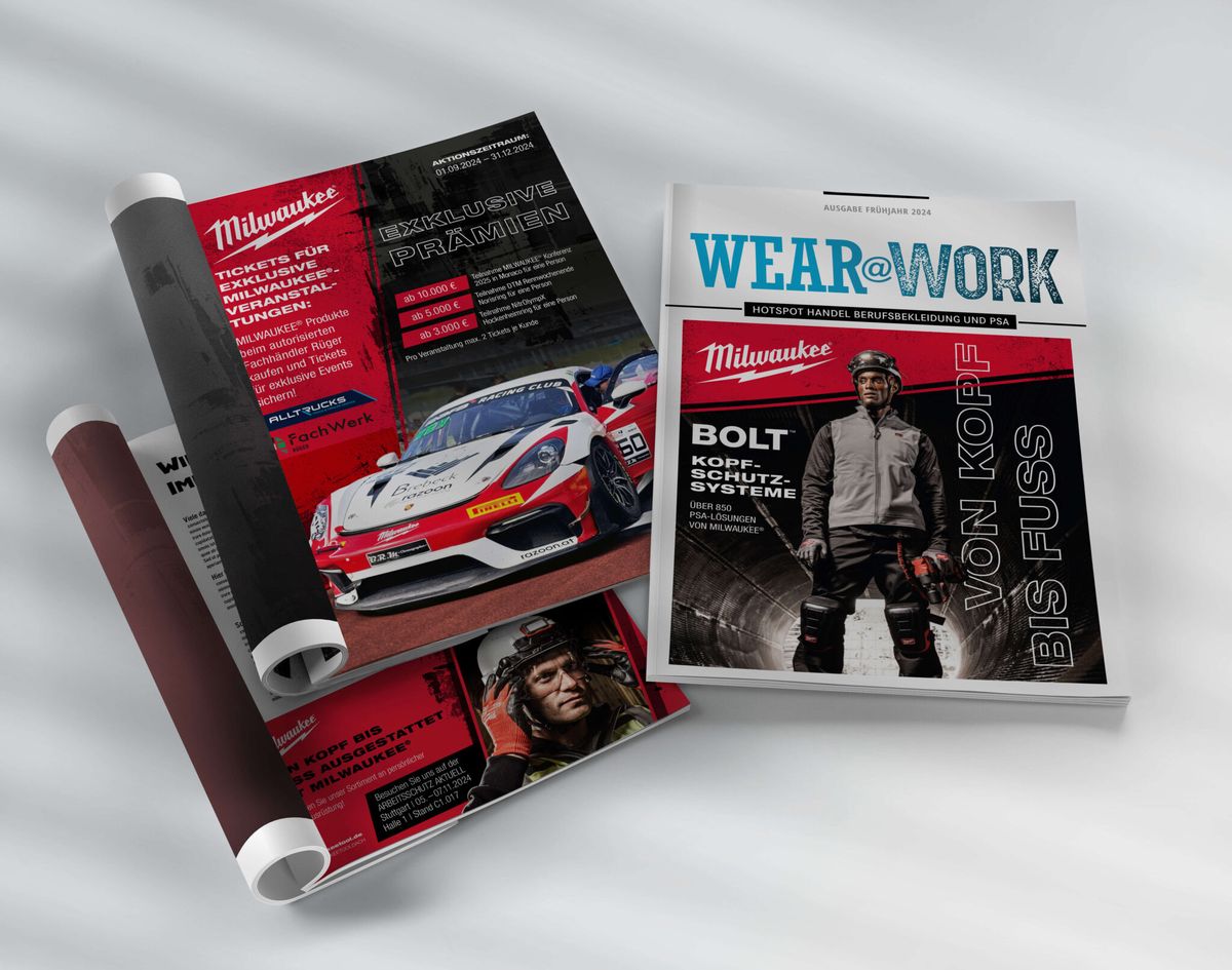 Mockup zweier Fachmagazine: aufgeschlagene Milwaukee-Anzeige mit Rennwagen und Prämienaktion neben dem Titelblatt „Wear@Work“ mit Milwaukee-Anzeige „Von Kopf bis Fuß“