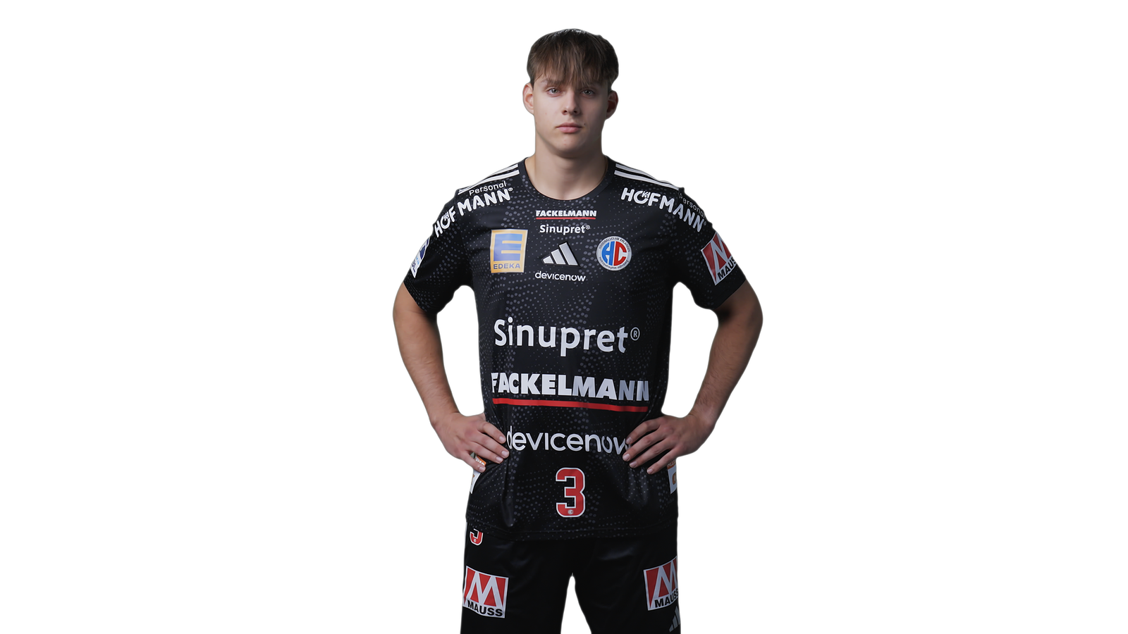 Lars Genz vom HC Erlangen im schwarzen Trikot mit der Nummer 3, freigestellt mit in die Hüften gestemmten Händen