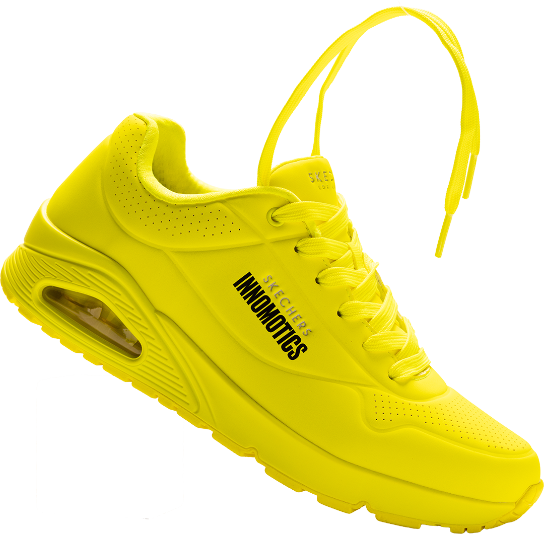 Neongelber Skechers-Sneaker mit schwarzem Innomotics-Schriftzug und lose hochgehaltenem Schnürsenkel, freigestellt