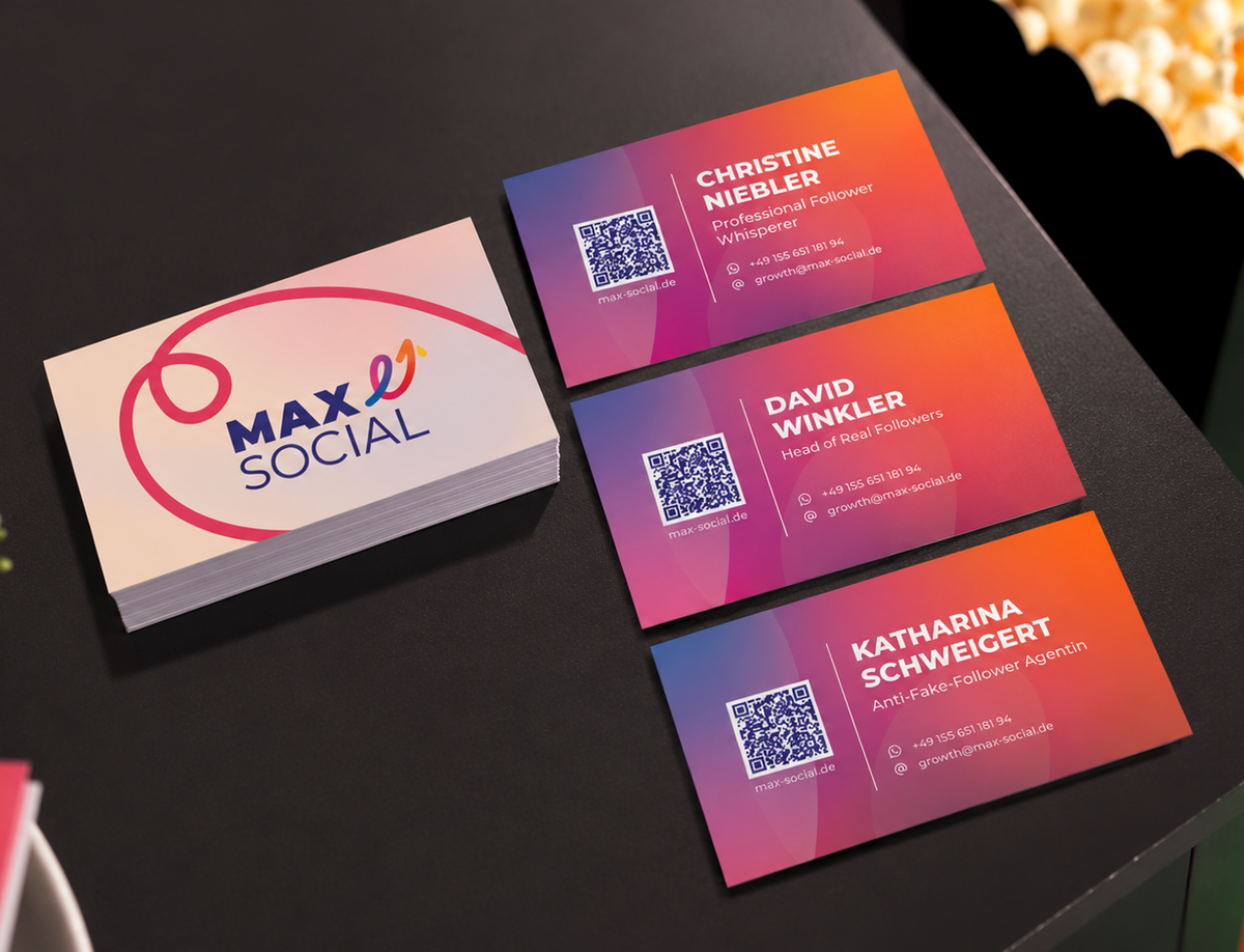 Mockup der MAXSOCIAL Visitenkarten: Stapel mit Logo-Vorderseite und drei Rückseiten im Farbverlauf mit Namen, Jobtiteln und QR-Code auf dunkler Theke
