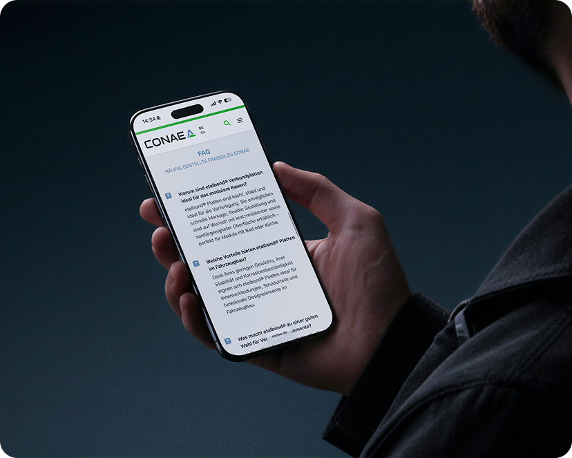 Hand hält ein Smartphone mit der FAQ-Seite der CONAE-Website zu etalbond®-Verbundplatten vor dunklem Hintergrund