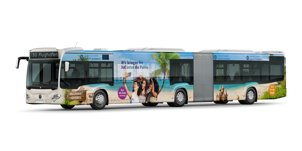 Mockup eines Gelenkbusses der Linie 30 Flughafen mit Urlaubs-Beklebung: Freundinnen beim Selfie am Palmenstrand, Slogan „Wir bringen Sie unter die Palme“