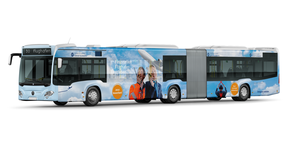 Mockup eines Gelenkbusses der Linie 30 Flughafen mit Karriere-Beklebung: Flughafenmitarbeitende vor Himmelsmotiv und Aufruf „Jetzt bewerben!“