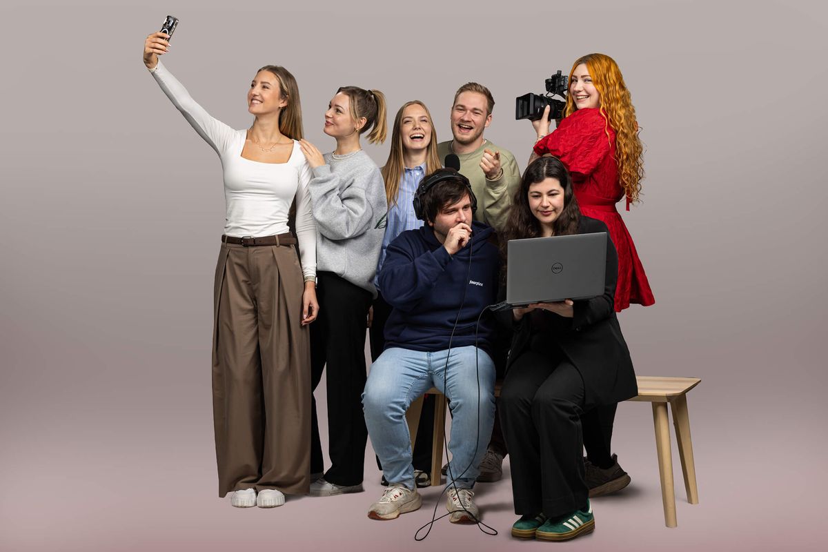 Sieben fourplex Teammitglieder mit Smartphone, Kamera, Mikrofon und Notebook vor grauem Hintergrund