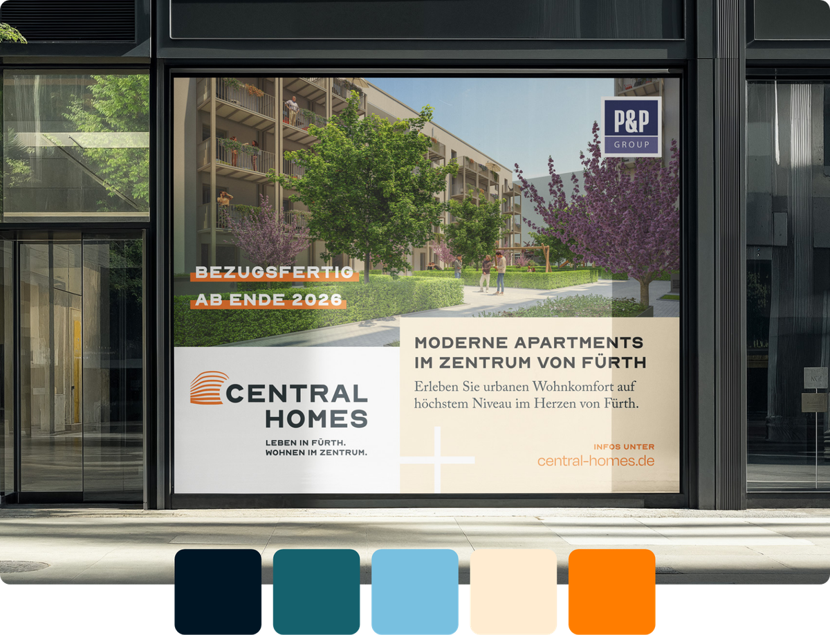 Großes Central-Homes-Werbeplakat im Schaufenster mit Visualisierung der Wohnanlage und Hinweis „Bezugsfertig ab Ende 2026“, darunter die fünf Markenfarben von Dunkelblau bis Orange