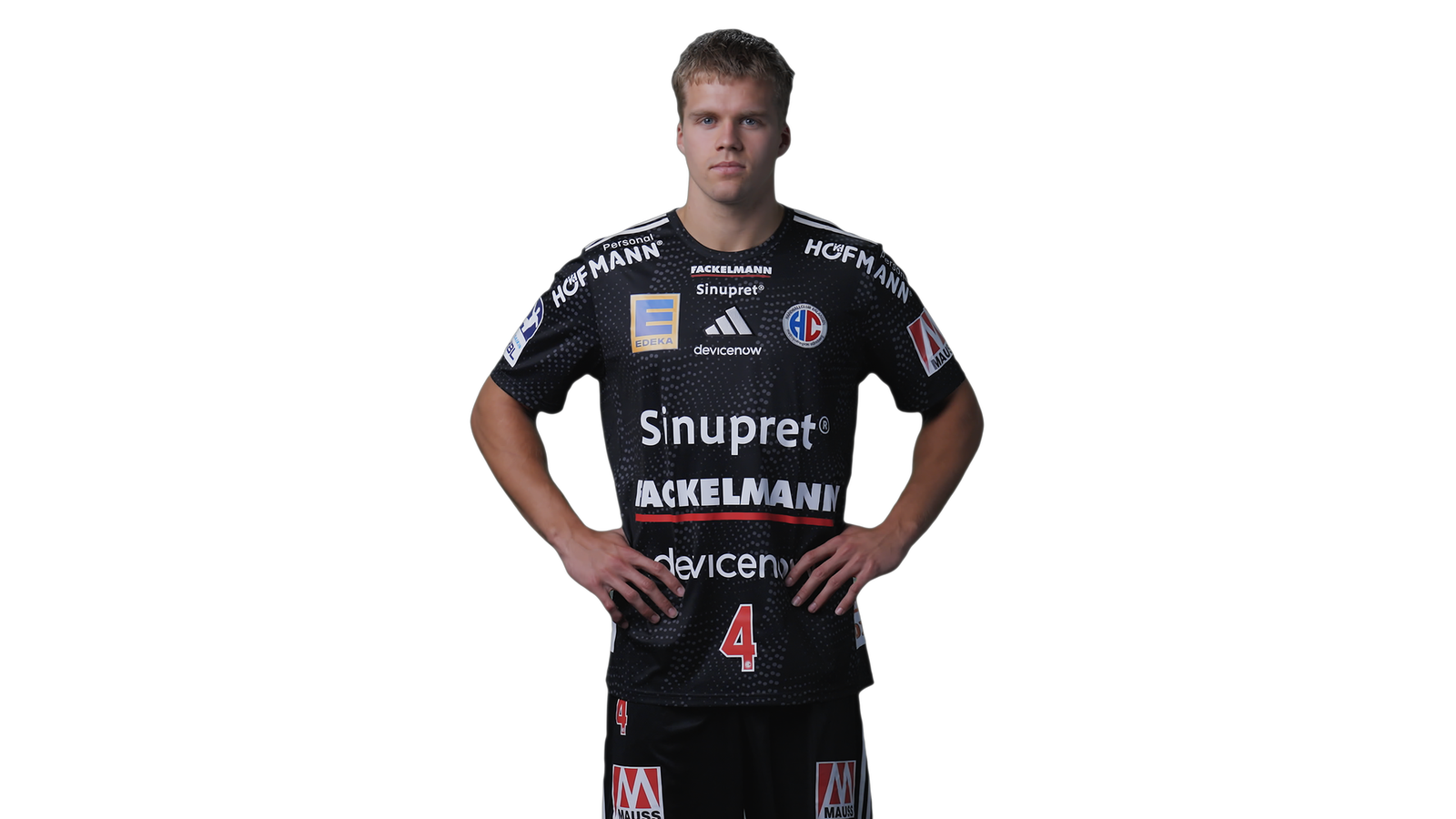 Andre Rúnarsson vom HC Erlangen im schwarzen Trikot mit der Nummer 4, freigestellt mit in die Hüften gestemmten Händen