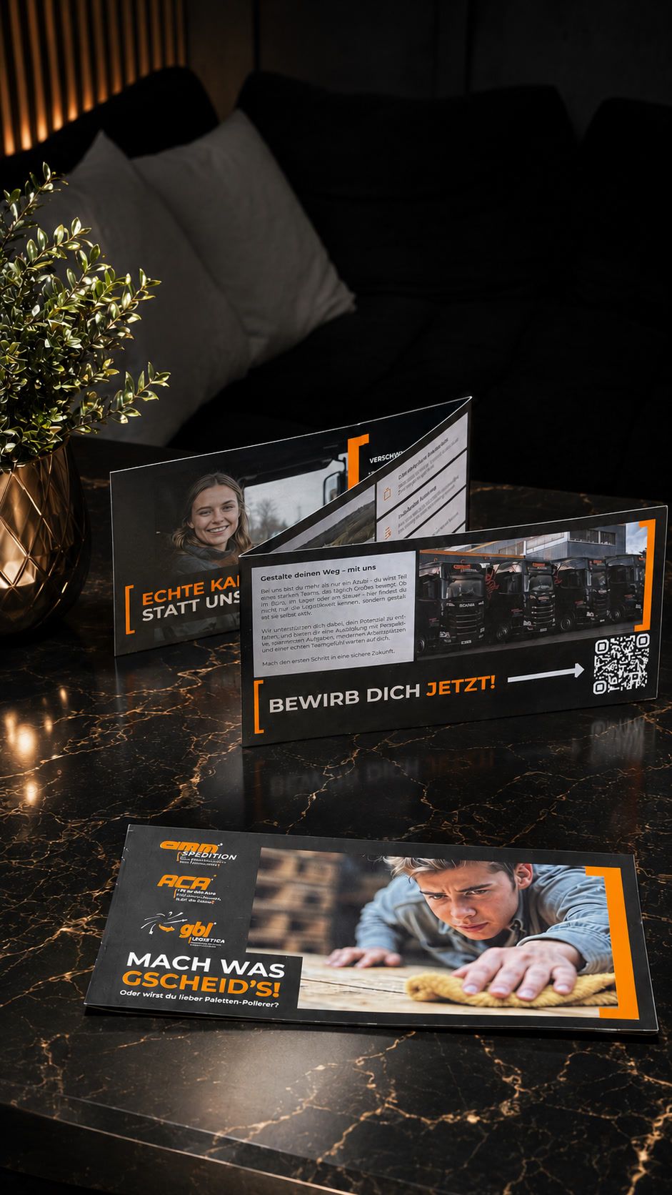 Azubi-Flyer der amm Spedition auf einem dunklen Tisch
