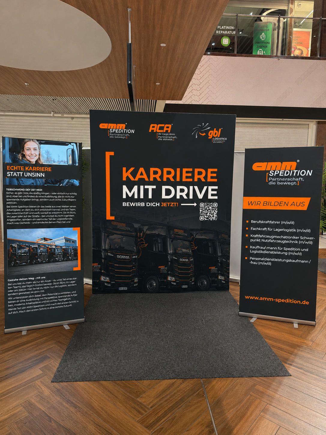 Messeauftritt „Karriere mit Drive“ der amm Spedition mit Rückwand und Roll-ups auf einer Azubi-Messe