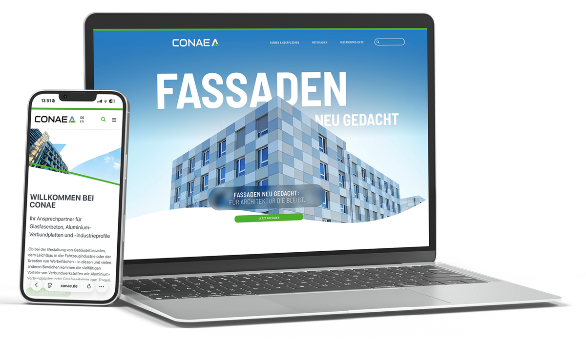 Mockup der neuen CONAE-Website auf Laptop und Smartphone, Startseite mit der Headline „Fassaden neu gedacht“ vor einer modernen Gebäudefassade