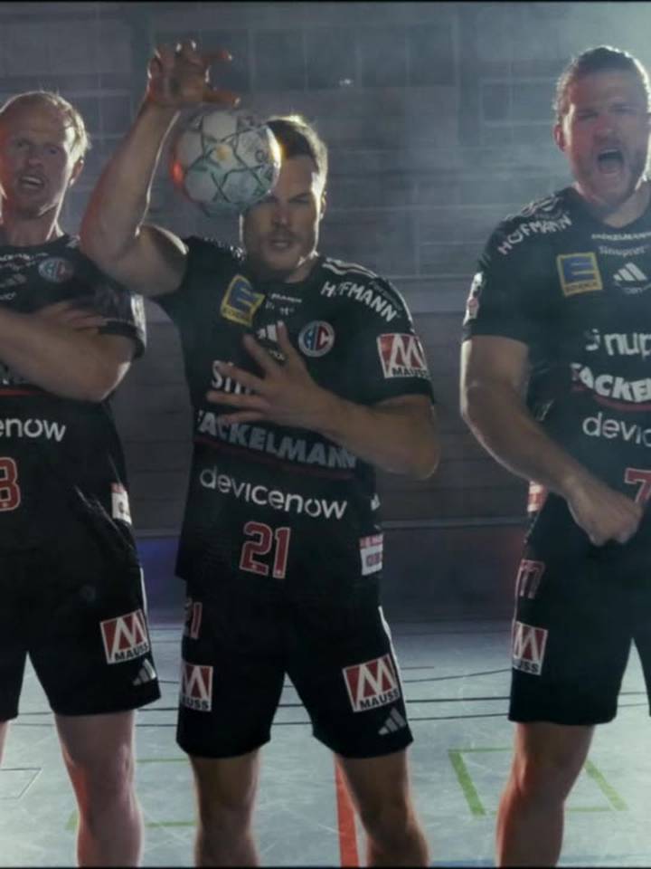 HC Erlangen: drei Spieler beim Einlauf im Nebel