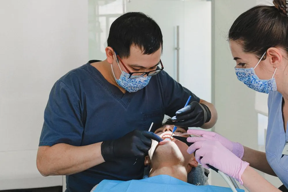 Limpieza dental profesional: qué es y cada cuánto hacerla