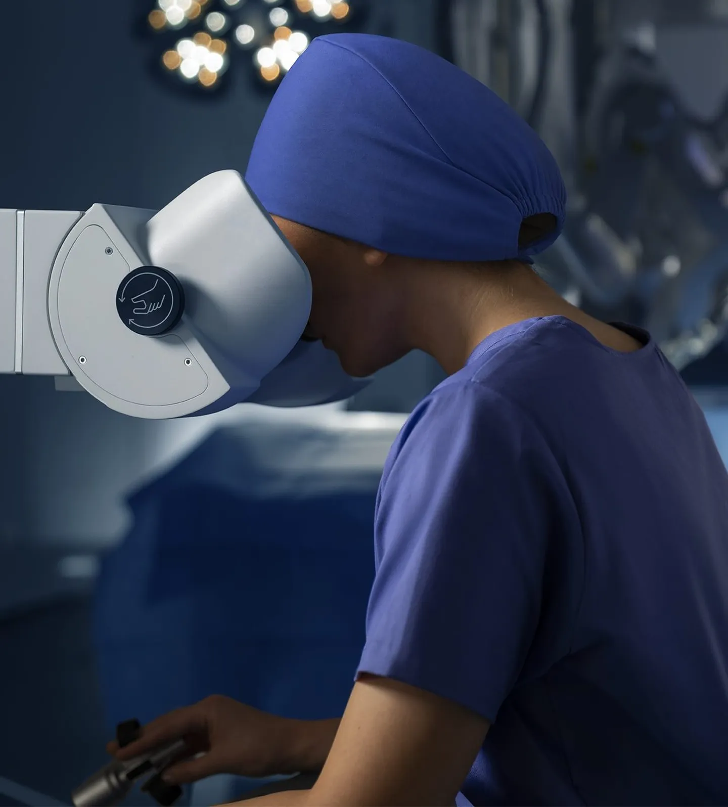 Surgeon operating with the SHURUI robotic system