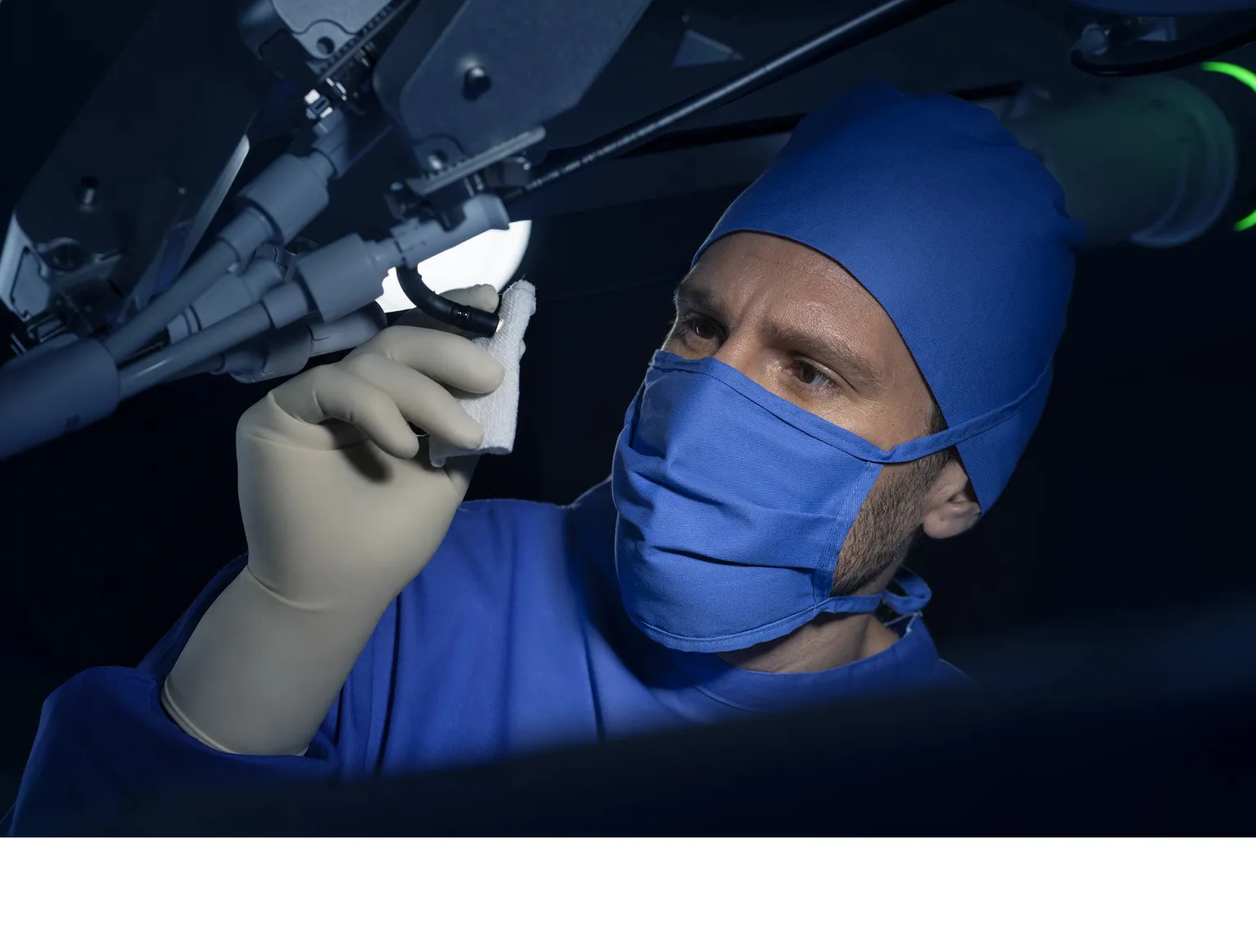 Surgeon at the SHURUI system in the operating room
