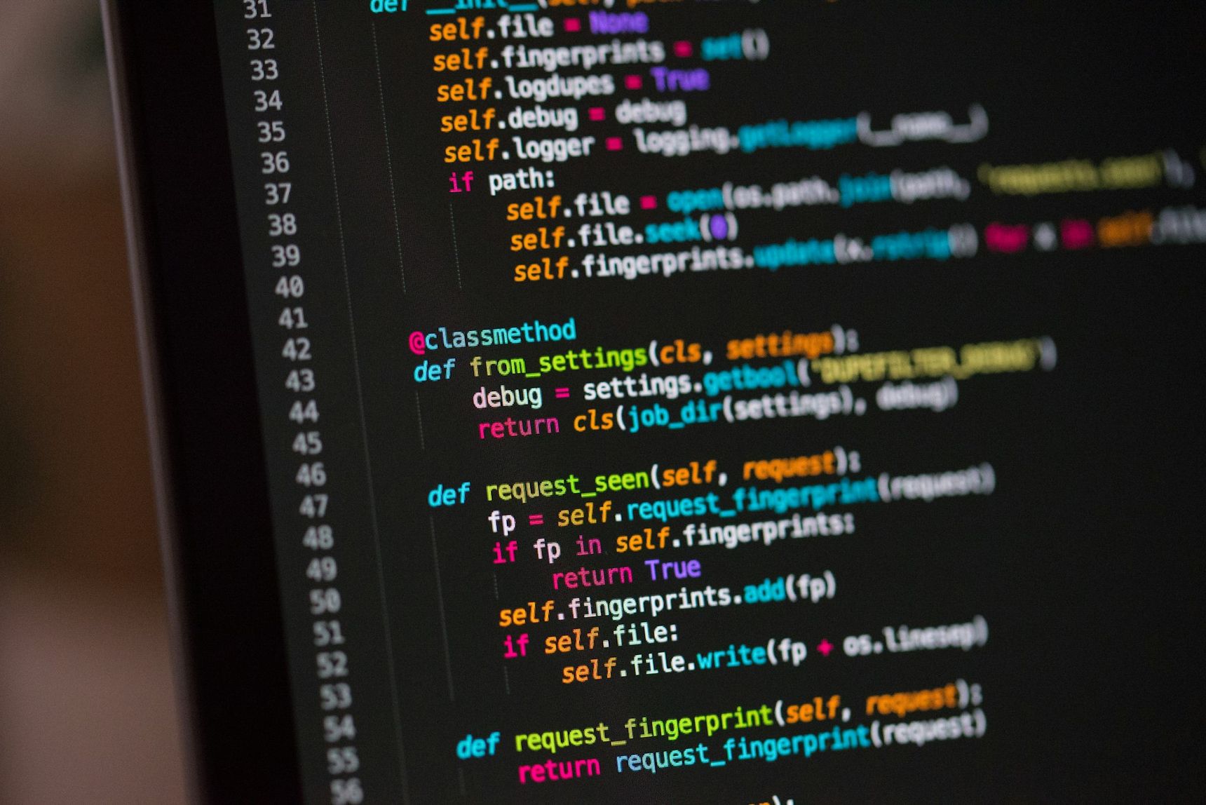 Programmeur achter een laptop met code