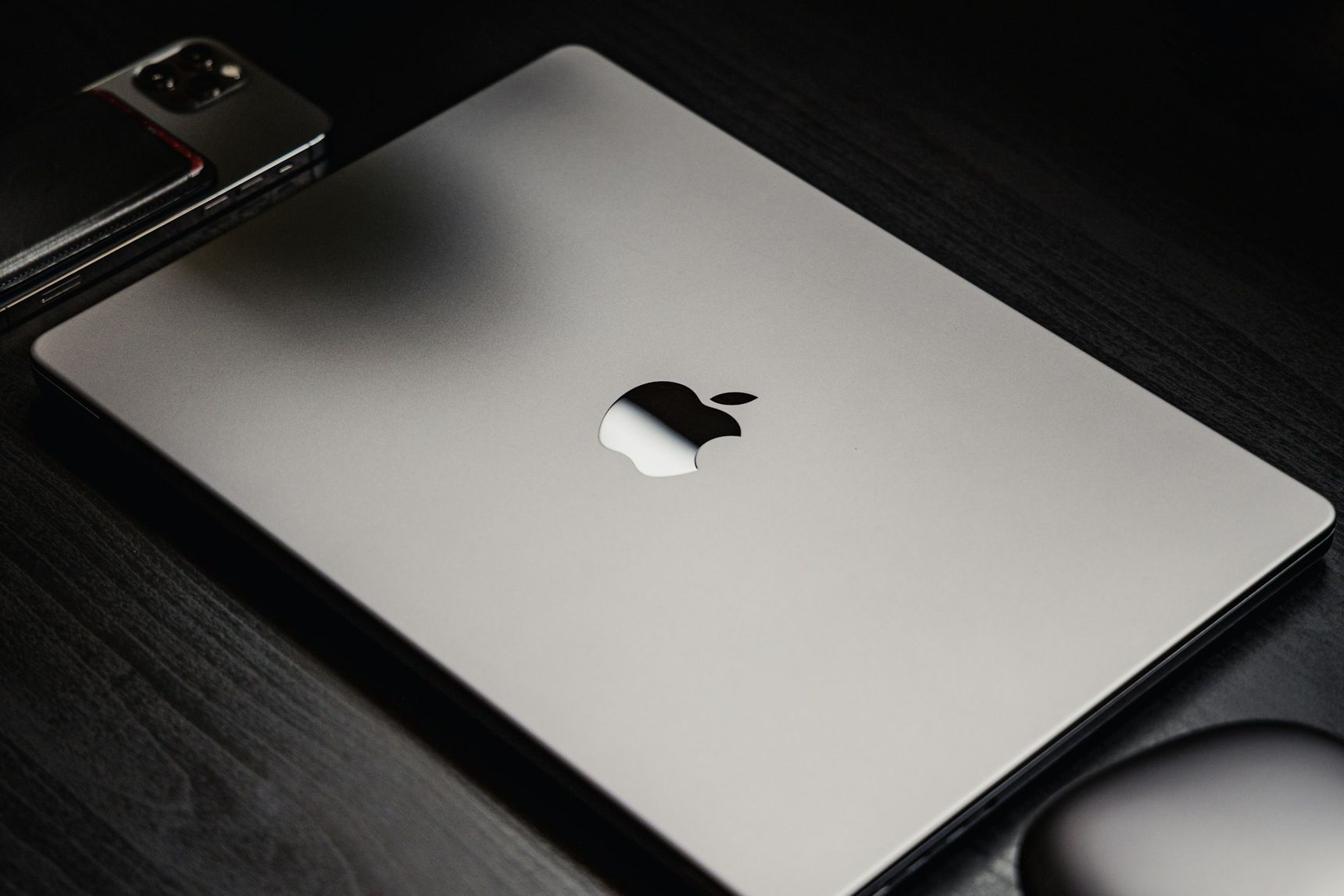 Laptop en smartphone op een bureau