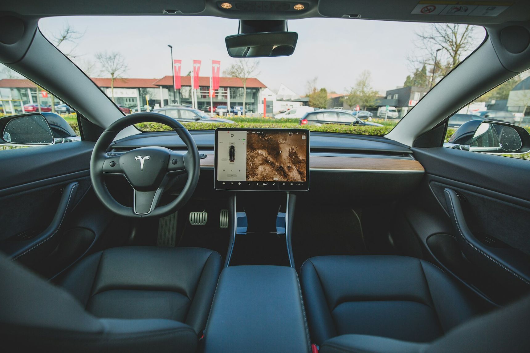 Elektrische auto met groot scherm in het dashboard