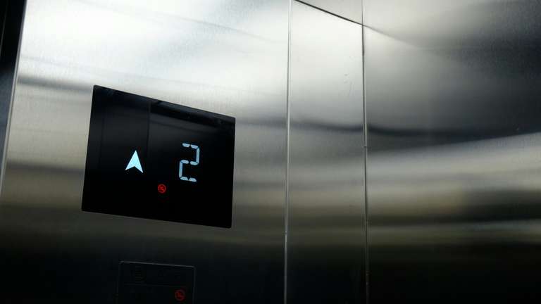 Liftpaneel met etageknoppen, alarmknop en schakelaars voor verlichting en ventilatie