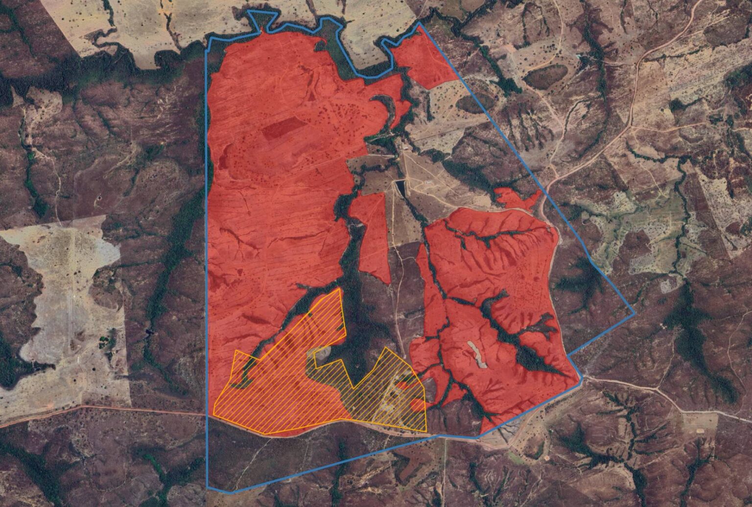 Banco do Brasil financiou gleba (listras amarelas) sobreposta a embargos ambientais (área em vermelho) registrados na Fazenda Plantina (polígono em azul) após 2019 (Fonte: Sicar, Sema-MT, Sicor/Mapbiomas)