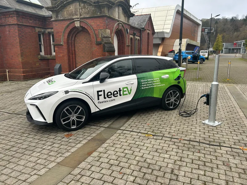 FleetEV vehicle using lamp column charger