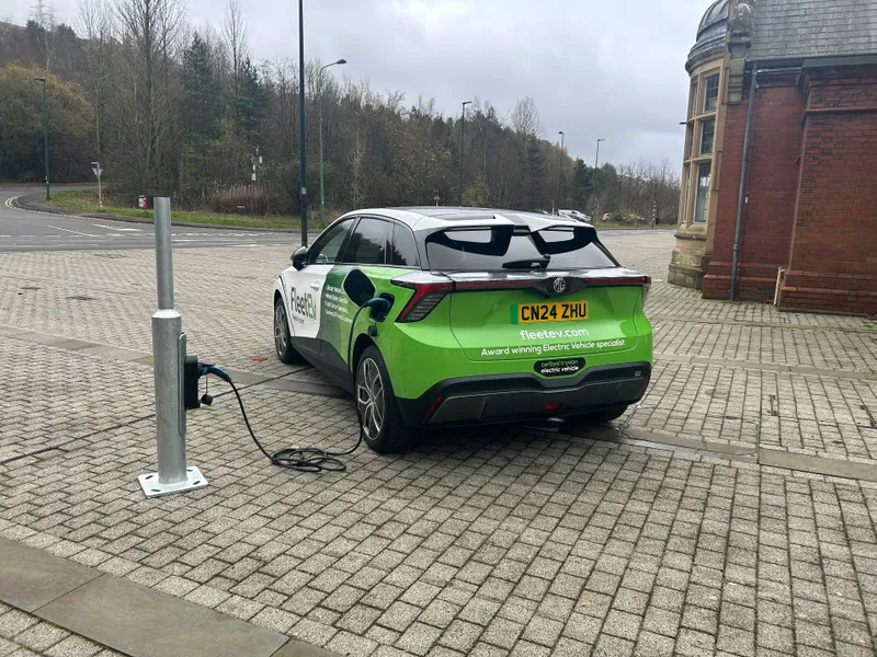 Lamp column charging installation