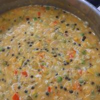 Kokos-Linsensuppe mit Kimchi & Garnele dazu Mango Topping