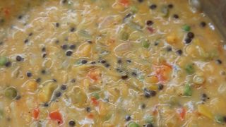 Kokos-Linsensuppe mit Kimchi & Garnele dazu Mango Topping