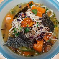 Ramen-Bowl japanischer Seelenwärmer mit Gemüse & Fleisch 
