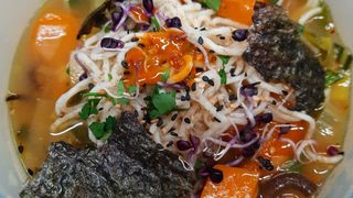 Ramen-Bowl japanischer Seelenwärmer mit Gemüse & Fleisch 