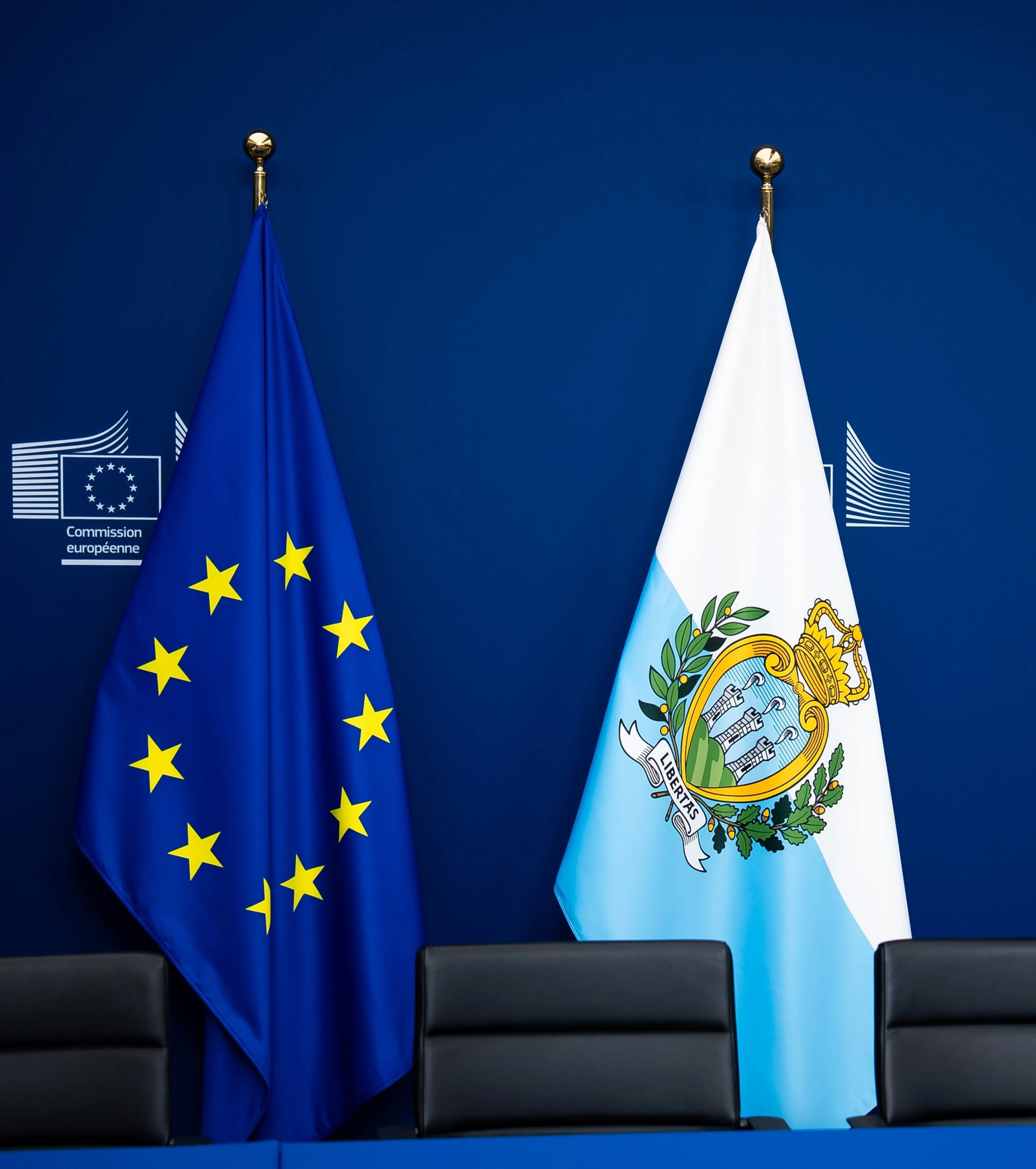 Bandiere EU e San Marino il giorno della firma