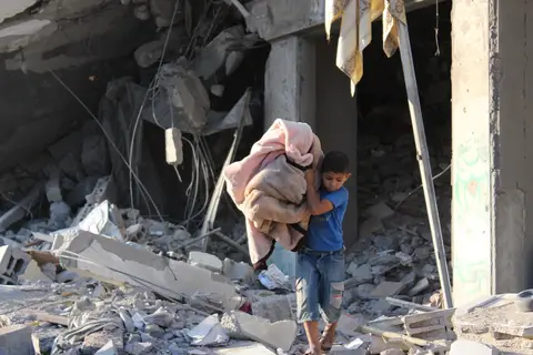 Archivbild eines Kindes mit Decken im Gazastreifen