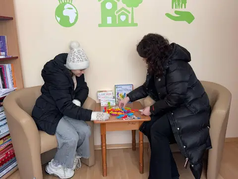 Ein Kind bei einer begleiteten Spielaktivität von SOS-Kinderdorf in der Region Kiew