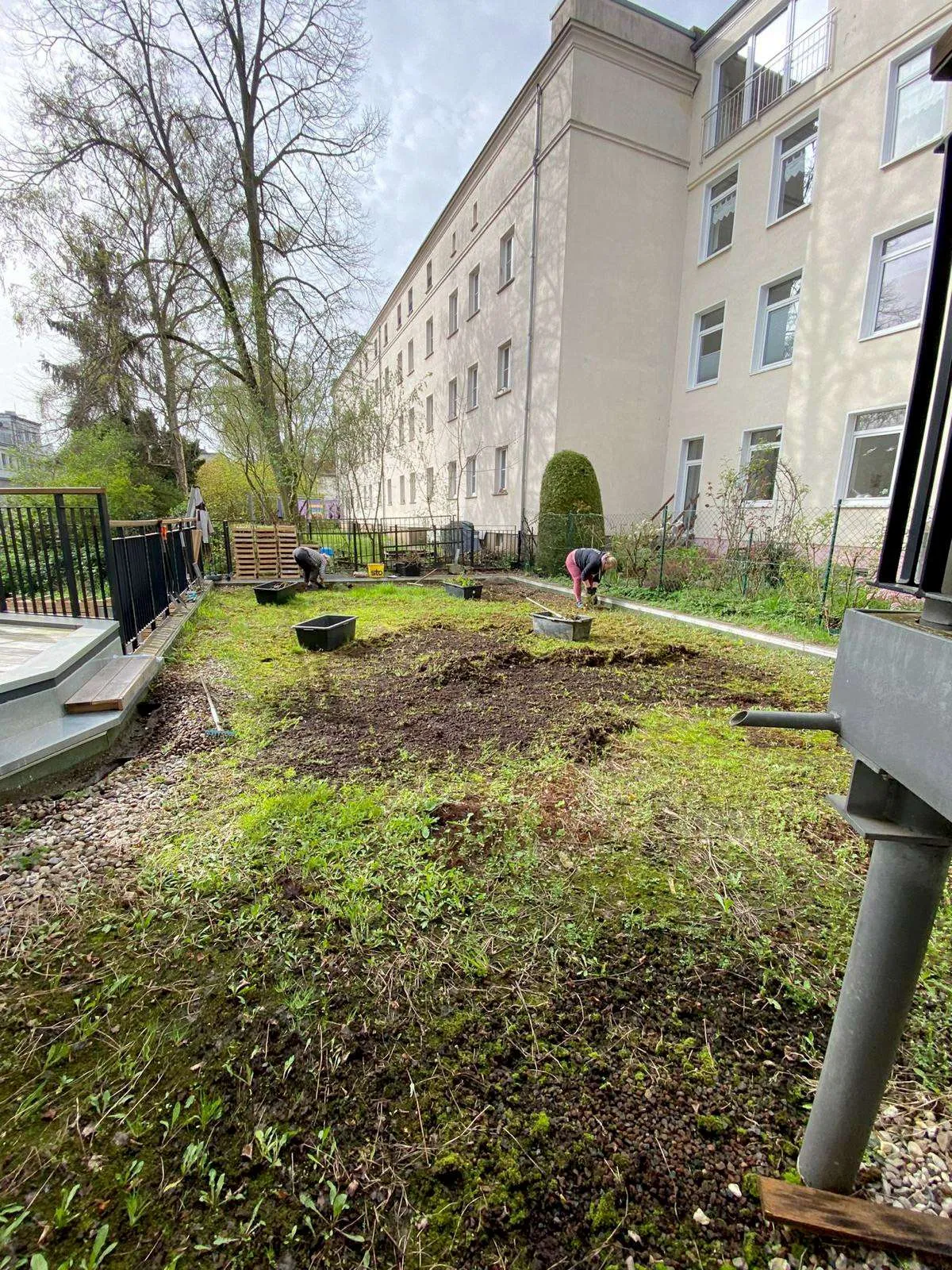 Urbaner Garten: Begrünter Hinterhof von The Green Rostock Apartments