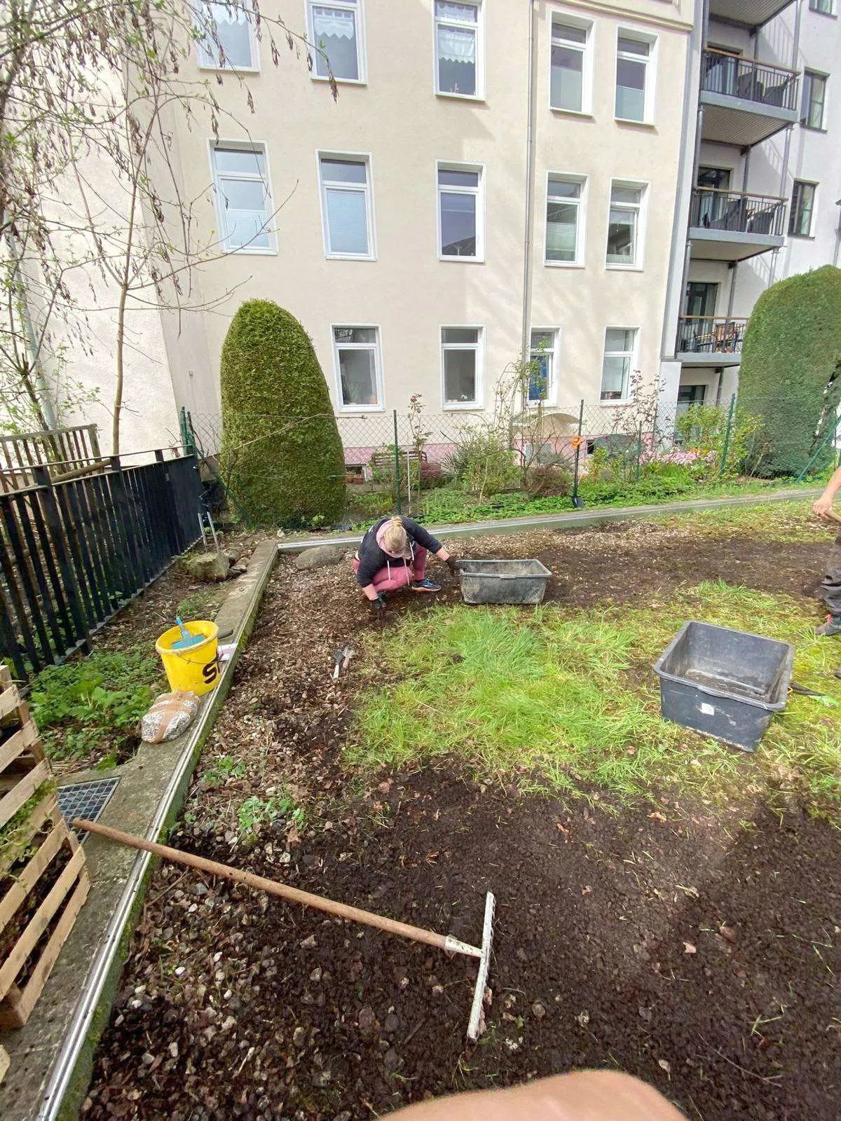 Gartenarbeiten zur Hinterhofbegrünung bei The Green Rostock Apartments