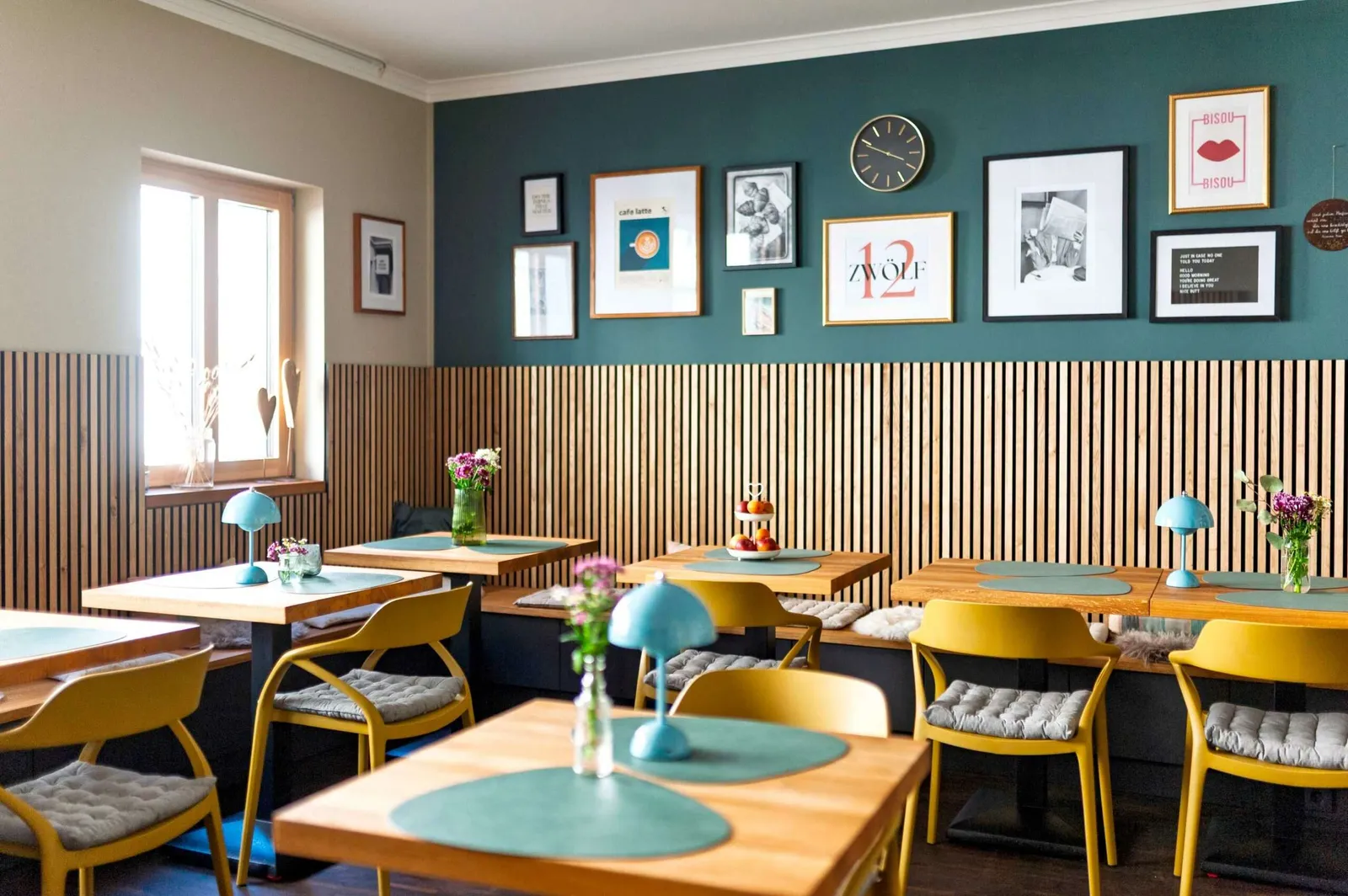 Detailaufnahme vom gemütlichen Bistrobereich im The Green Retreat Rostock