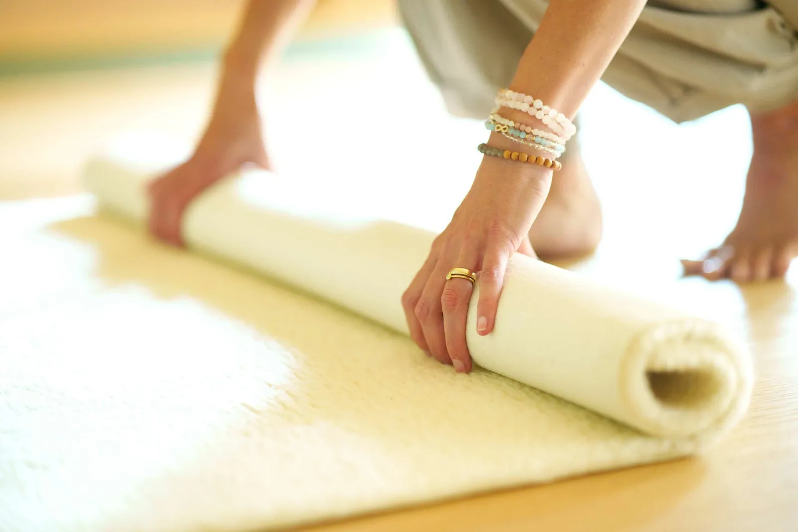 Yogamatte wird fürs Yoga im Herzraum vom The Green Retreat Rostock ausgerollt