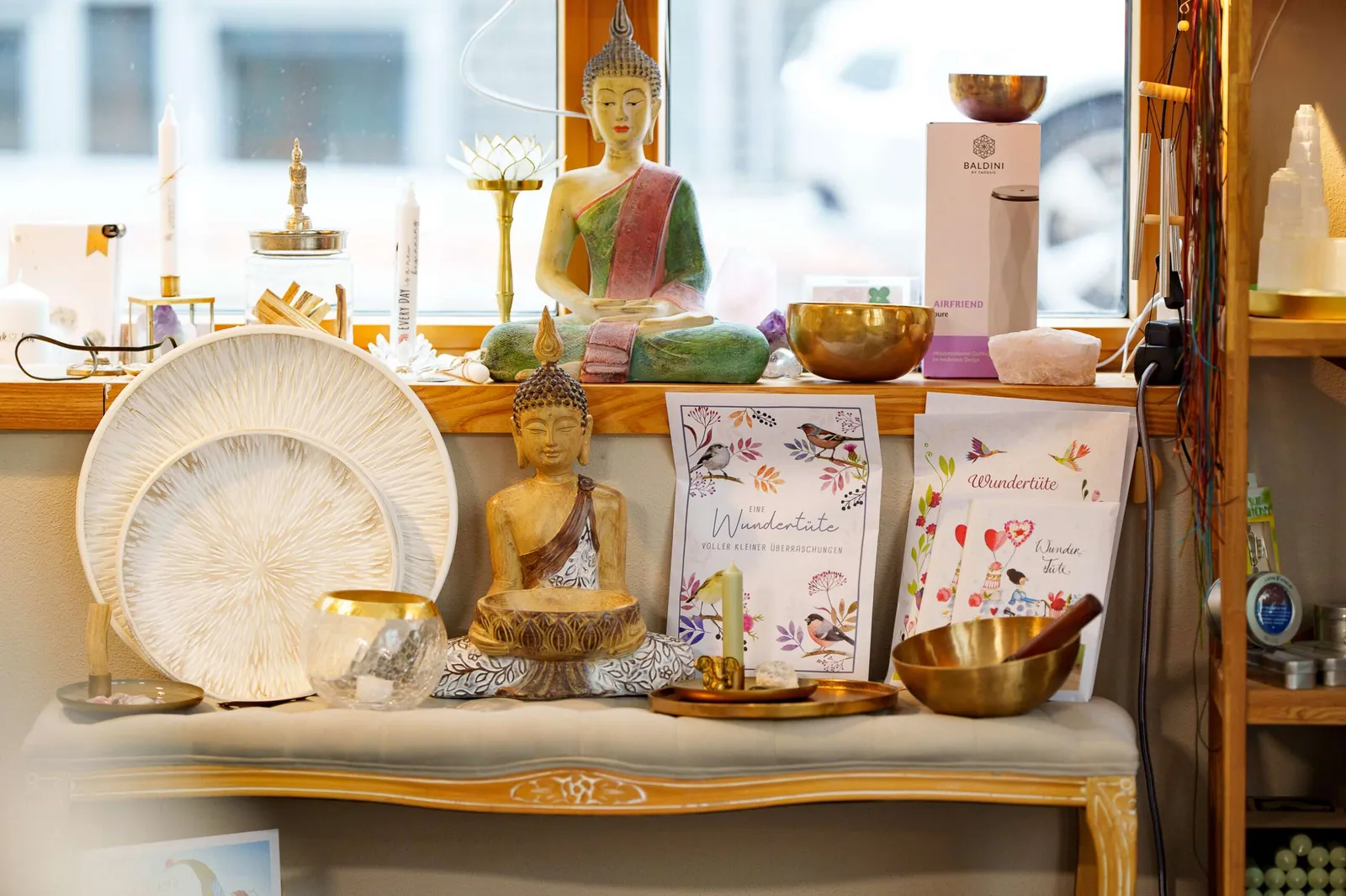 Nahaufnahme von tanzenden Füßen eines Paars im Tanzsaal mit bunten Lichtern – www.the-green.de