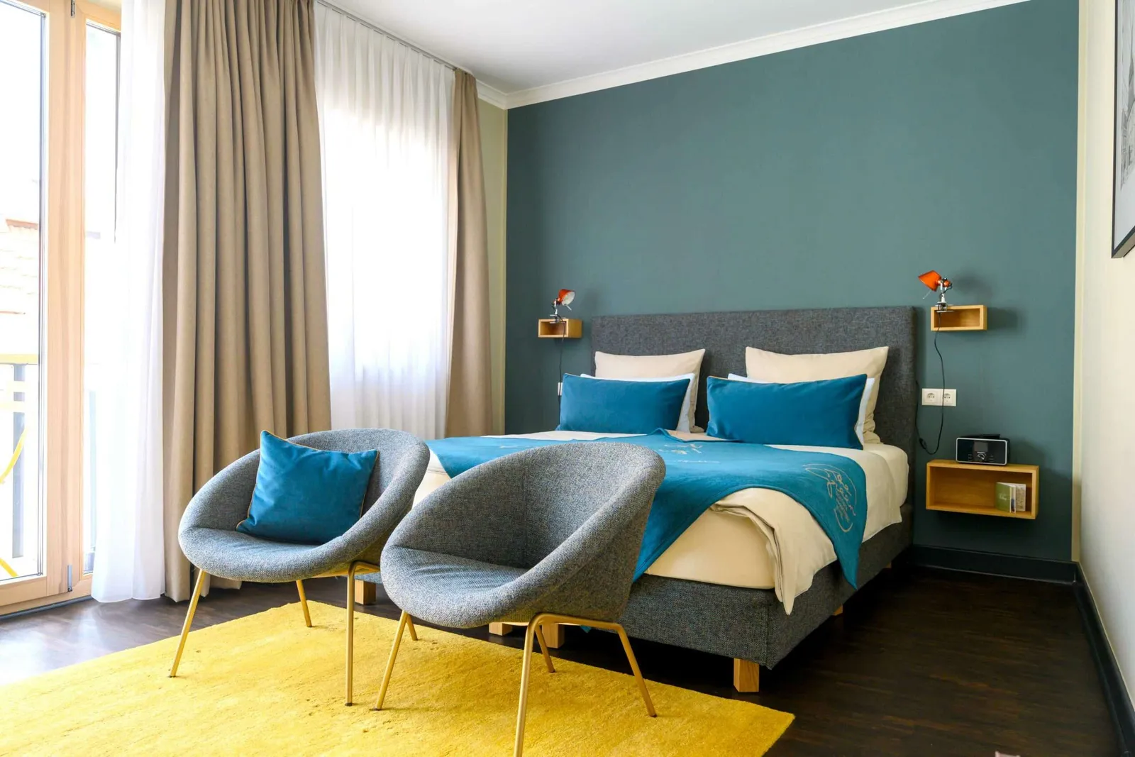 Helles Apartment-Schlafzimmer mit Naturmaterialien im The Green Retreat Rostock