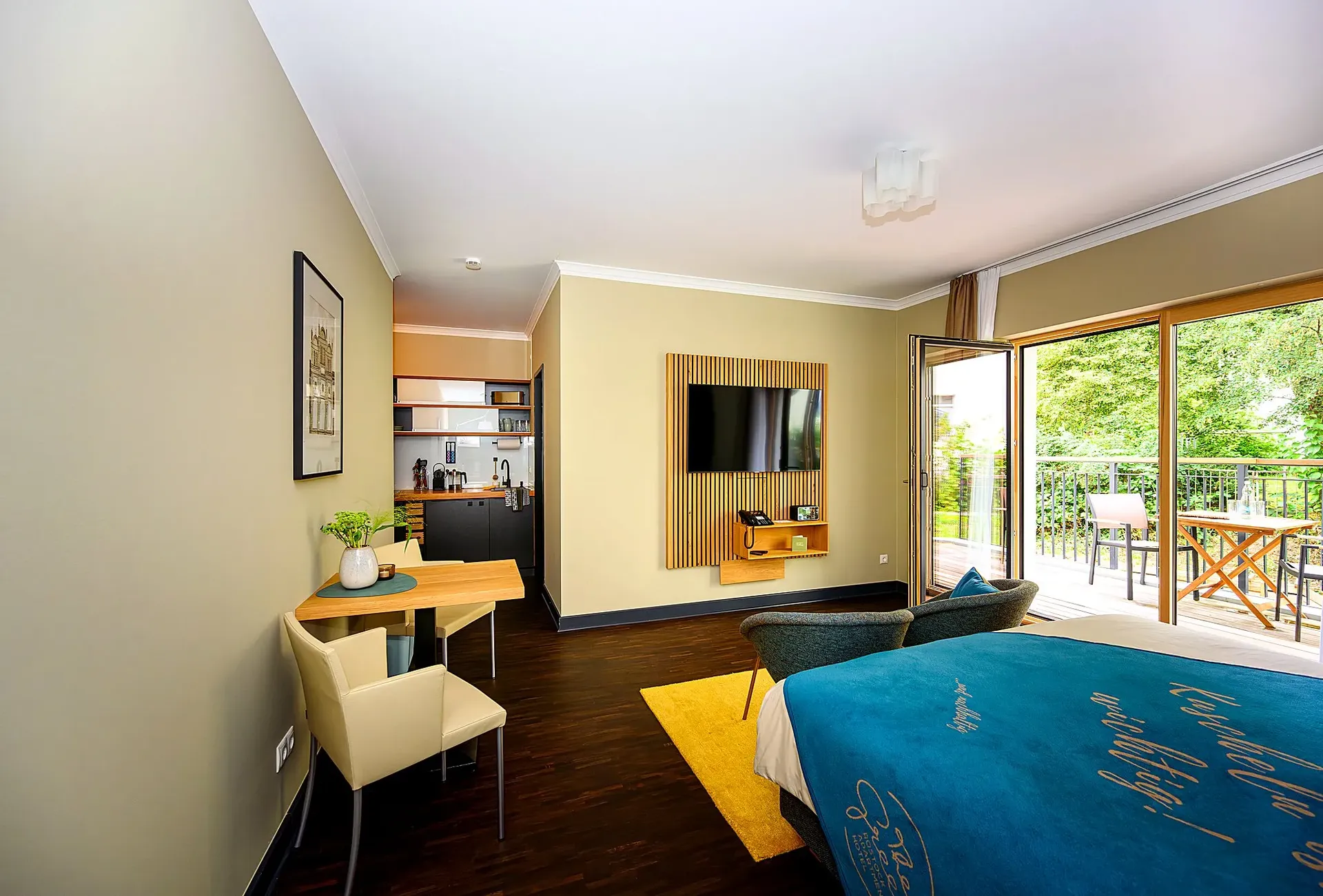Smart Apartment mit Doppelbett, Essplatz für zwei, Küchenzeile und offener Balkontür