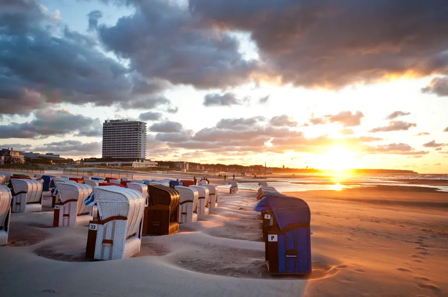 Strandkörbe am Ostseestrand im Sonnenuntergang